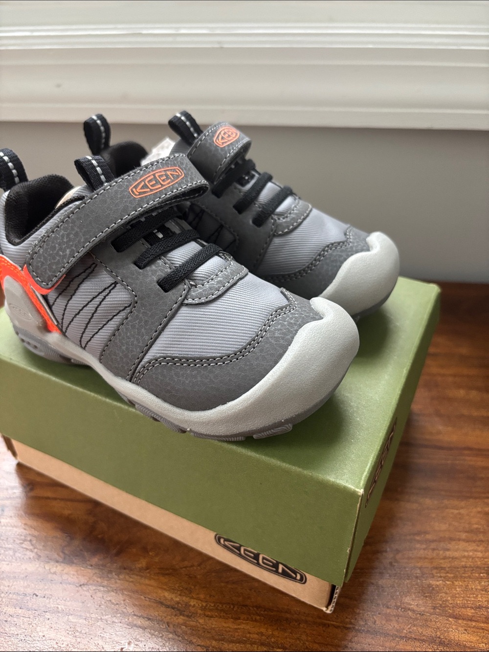 New in Box KEEN Knotch Peak Kids Sneakers – Magnet/Safety Orange